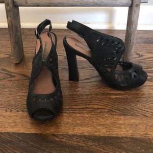 BLACK LOVELY PEOPLE HEELS SIZE 8